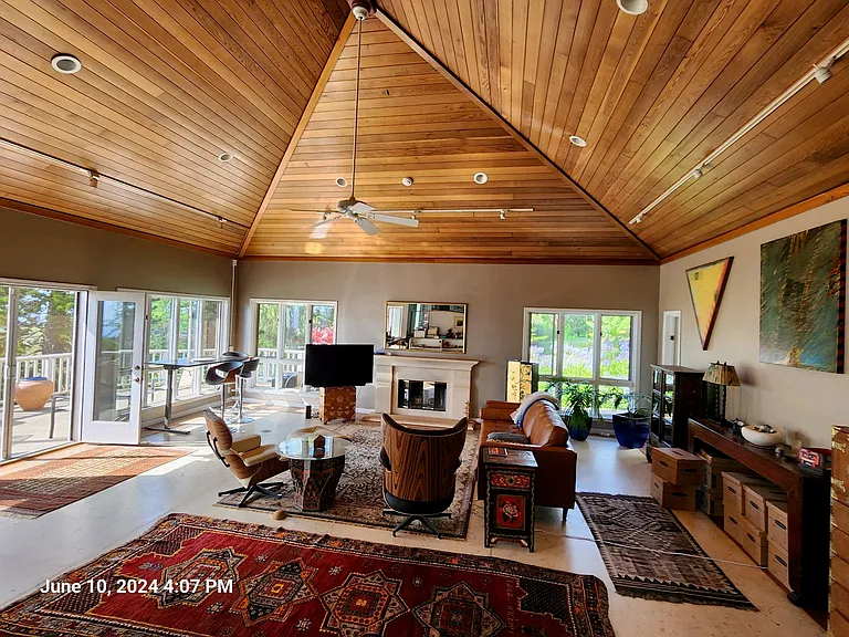 A dramatic atmosphere throughout this unique Loft unit~