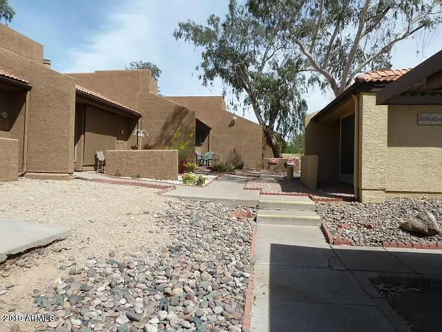 3 bed, 2.0 bath, 1269 sqft, $1,900 — Photo 2