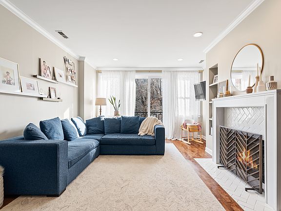 4th image of 846 W Aldine Ave #1