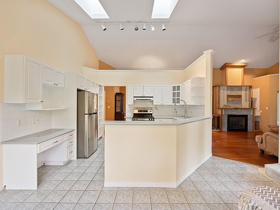 3rd image of 3135 Kensington Cres
