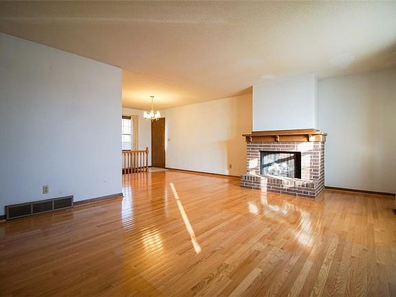 2nd image of 1213 W Pleasant St