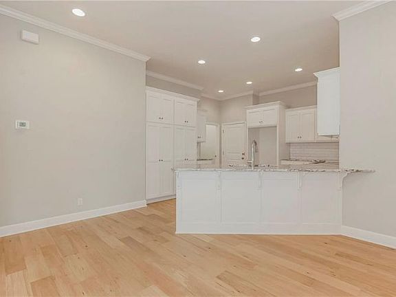4th image of 11014 Charlotte St