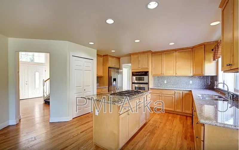 4 bed, 3.5 bath, 3000 sqft, $6,495 — Photo 2