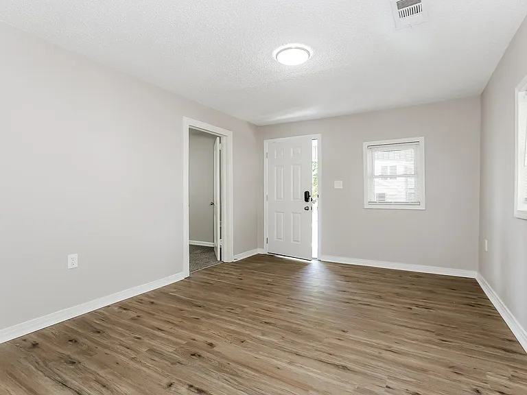 1813442_018_living_room_13131326.jpg