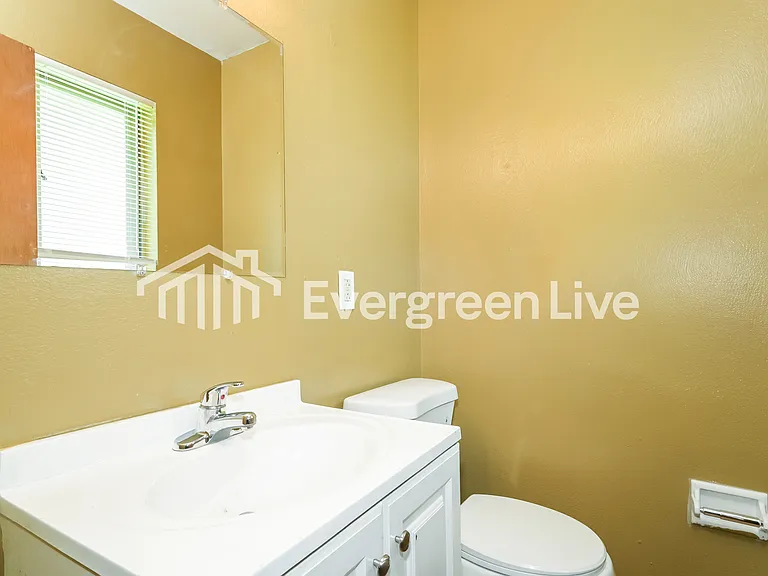 1820 Clover Ln — Photo 8