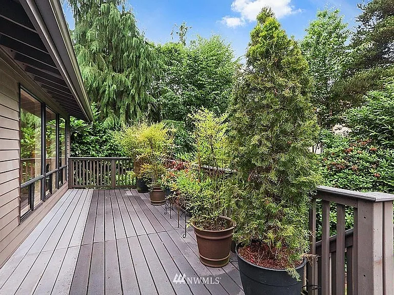 Deck with views for entertaining, lots of privacy