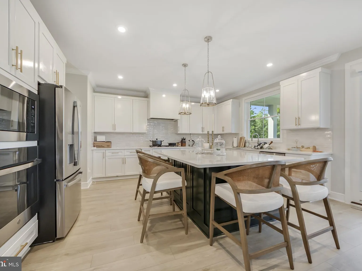 6 bed, 5.5 bath, 4753 sqft, $6,500 — Photo 2