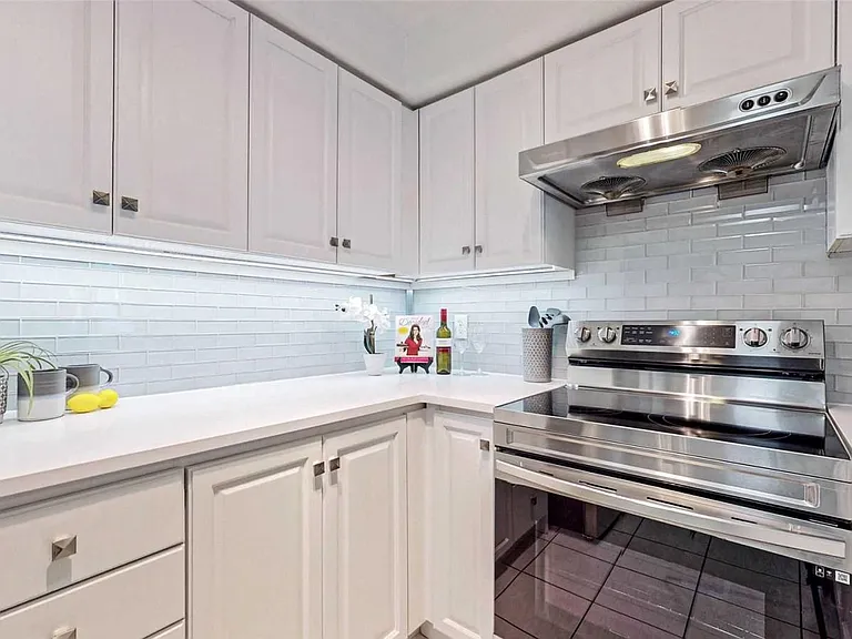 7 Lorraine Dr #502 — Photo 17