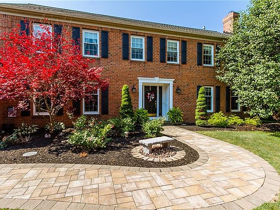 3rd image of 7 Chantilly Ln