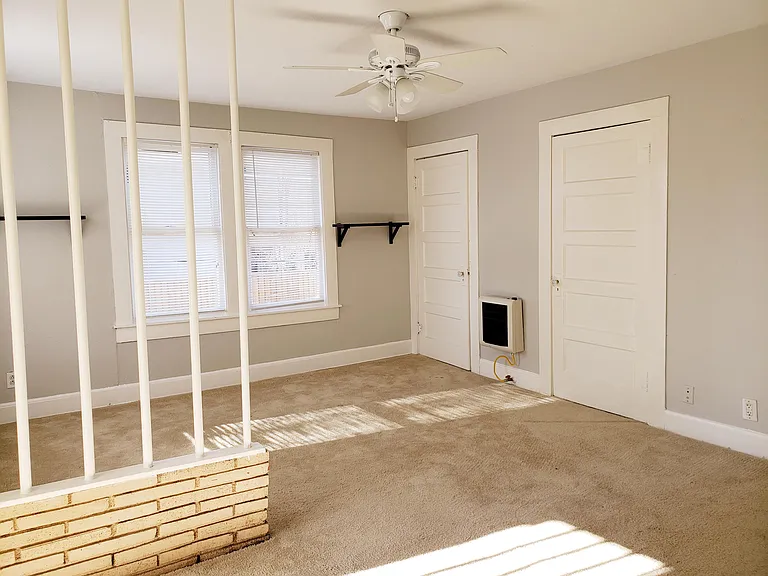 402 N Augusta St — Photo 4