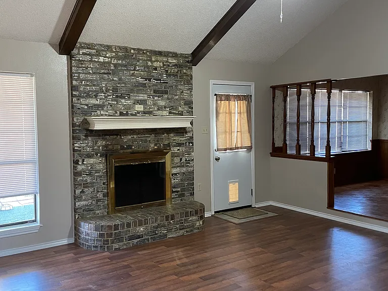 207 Leslie Dr — Photo 5
