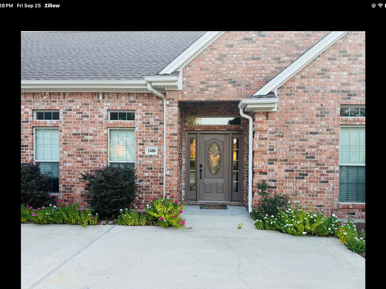 4 bed, 2.5 bath, 2400 sqft, $3,200 — Photo 2