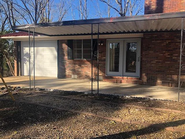 234 Arrowhead Dr — Photo 2