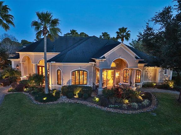 SPECTACULAR VIEWS FROM THE MAIN LIVING AREAS OF THE HOME