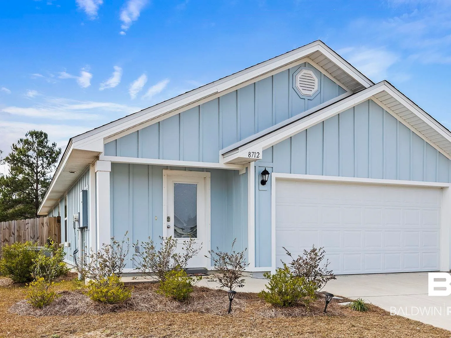 3 bed, 2.0 bath, 1425 sqft, $2,200 — Photo 2