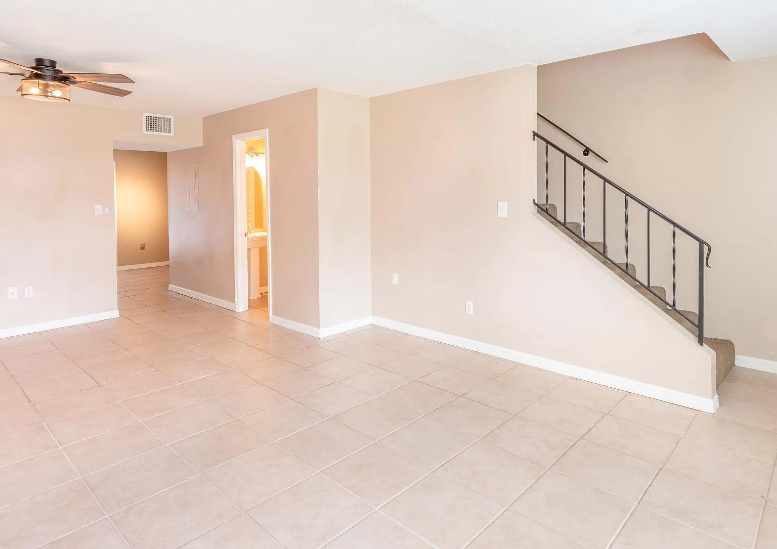2 bed, 1.5 bath, 1038 sqft, $1,400 — Photo 2