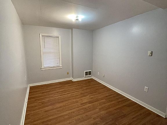 3rd image of 456 Woodlane Ave #2