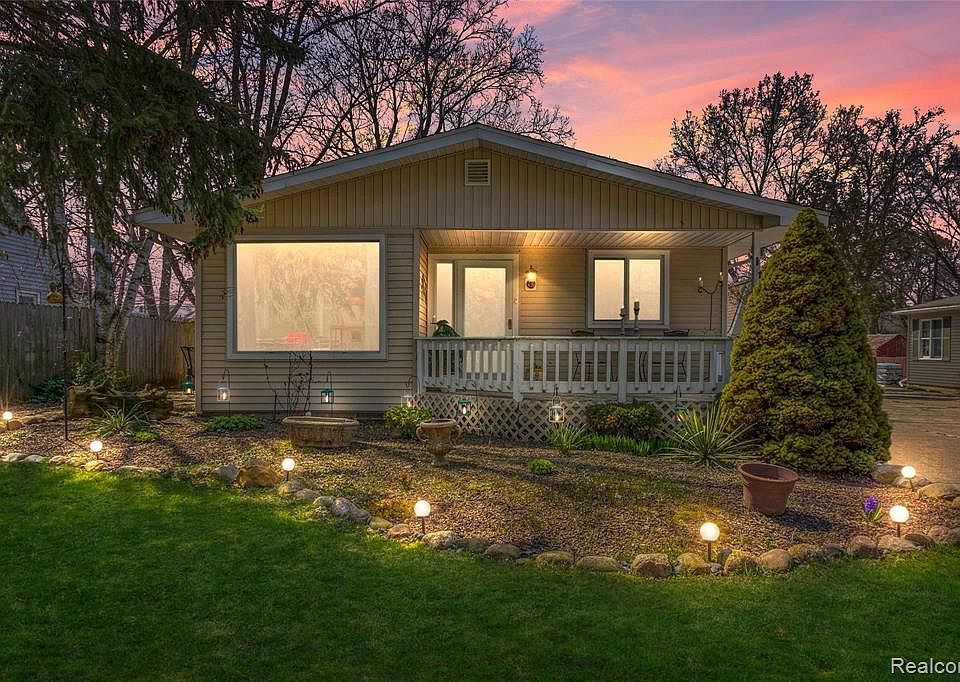 8963 Oxbow St, Livonia, MI 48150 Zillow