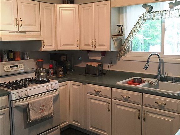 3rd image of 101 Surrey Ln