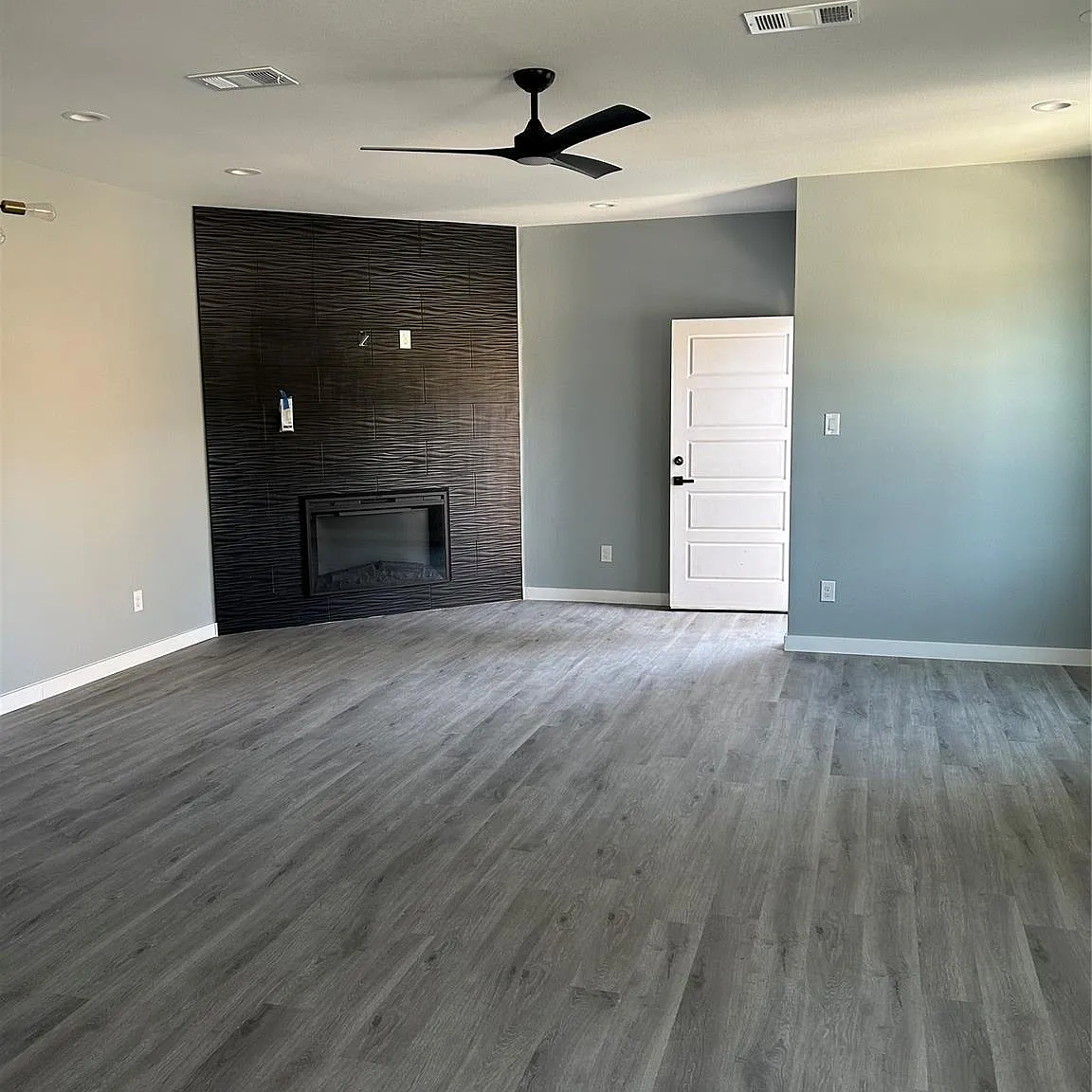3 bed, 2.5 bath, 2140 sqft, $2,300 — Photo 2