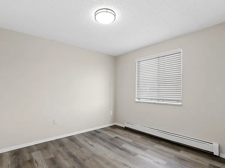 Royal Chateau Apartments — Photo 11
