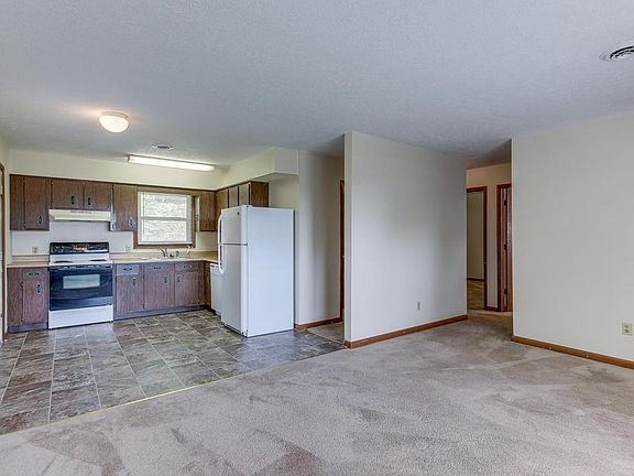 5th image of 215 Haywood Dr #1