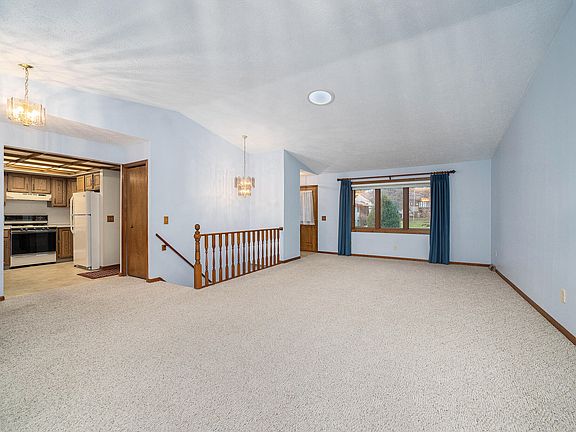 4th image of 612 Gardenview Dr SW