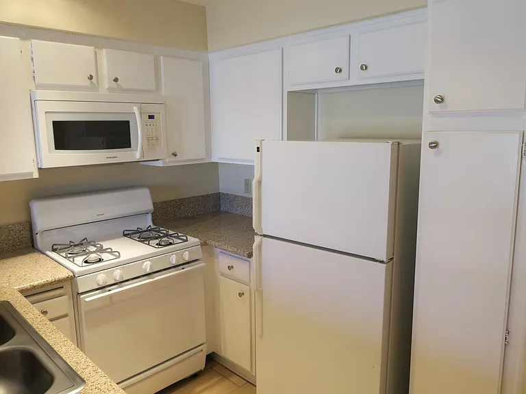 13610 Moorpark St #105A — Photo 7