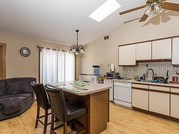 5th image of 607 Hiawatha Dr