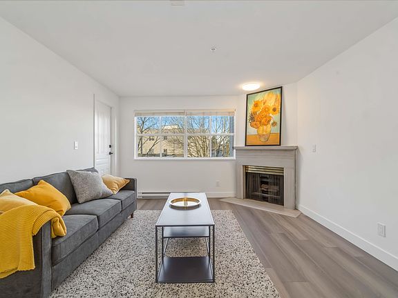 2nd image of 2928 Commercial Dr #309