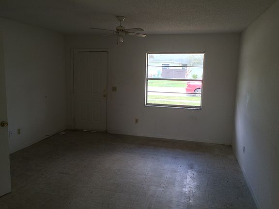 5th image of 1155 Round Lake Ct