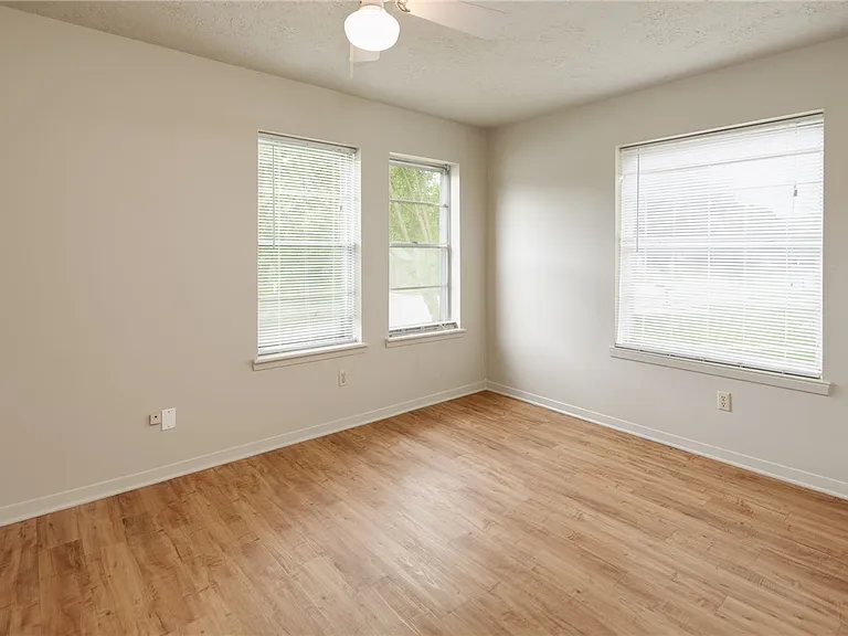 904 Holleman Dr — Photo 17