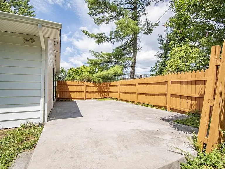 601 Broce Dr — Photo 21