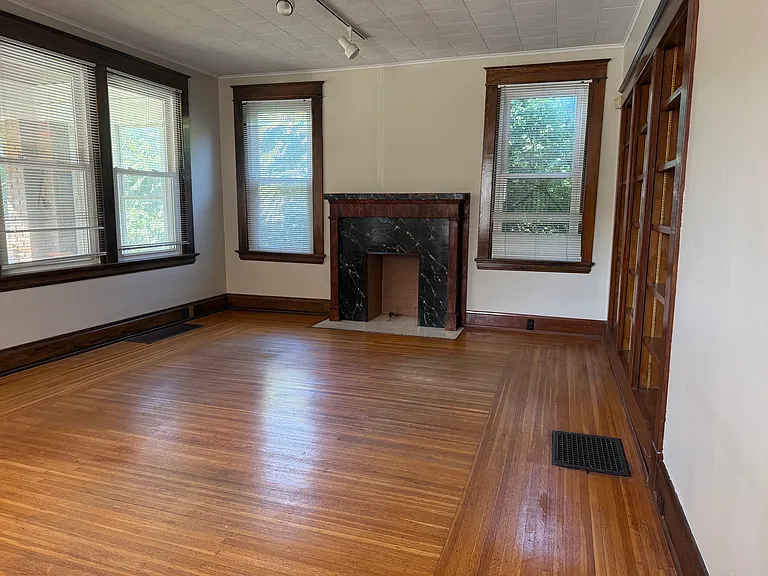 1009 Delta Ave — Photo 8