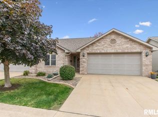 1011 10th St, De Witt, IA 52742