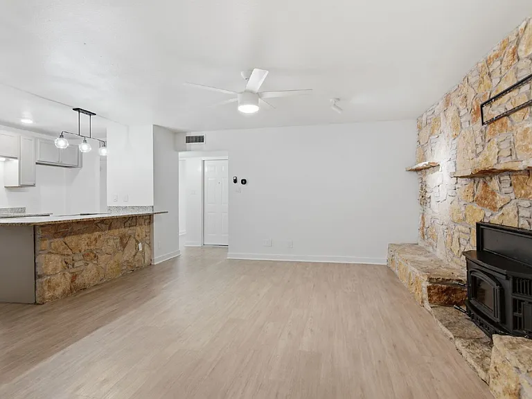 809 James St — Photo 8