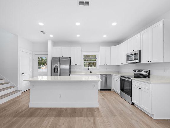 4th image of 859 W 12th St