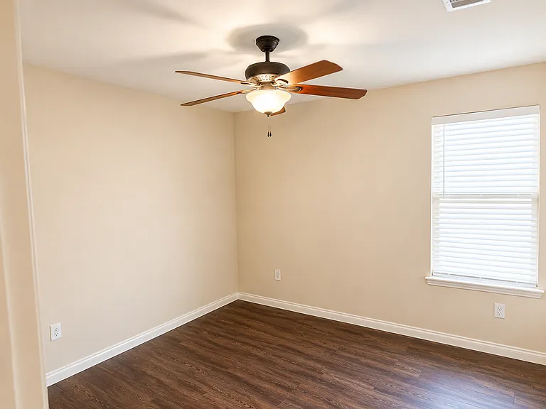 484 Coolidge Ln — Photo 3
