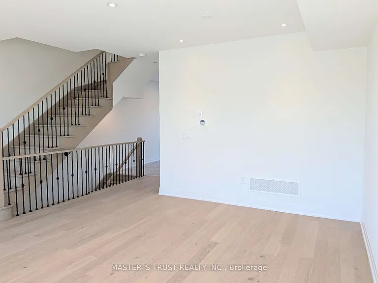 110 Grimsby Ln — Photo 16