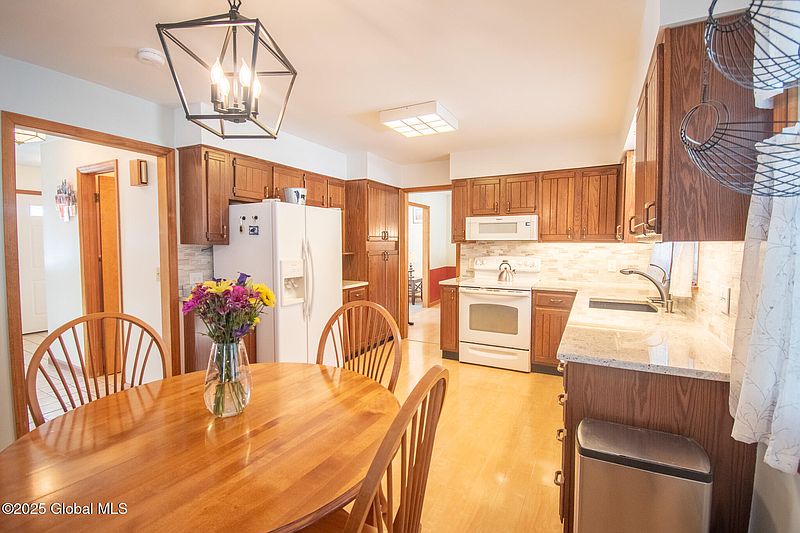 4th image of 39 Robinson Hollow Way