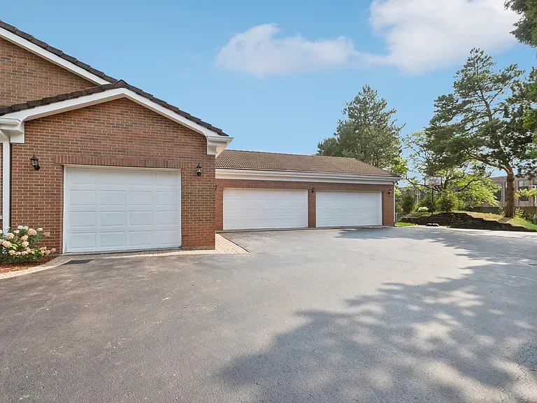 2430 Dorina Dr — Photo 27