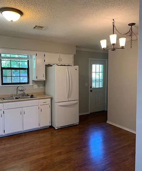 904 SE G St — Photo 3