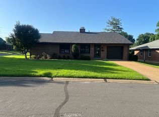 8100 Edinburgh Dr, Saint Louis, MO 63105