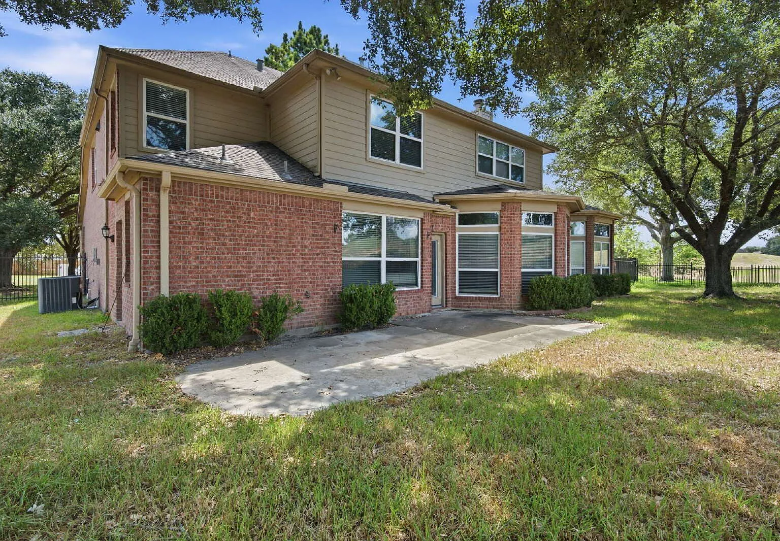 4 bed, 3.5 bath, 3991 sqft, $3,500 — Photo 2
