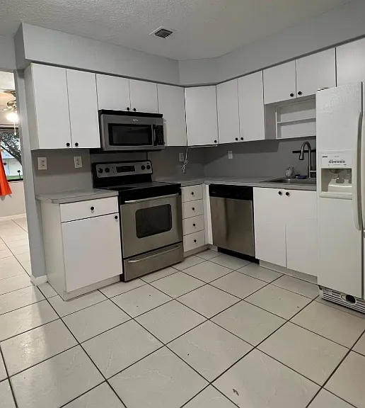 5048 SW 92nd Ter — Photo 1