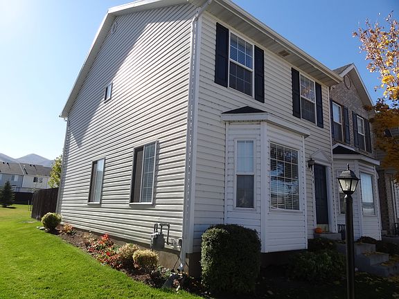 End unit with side windows.