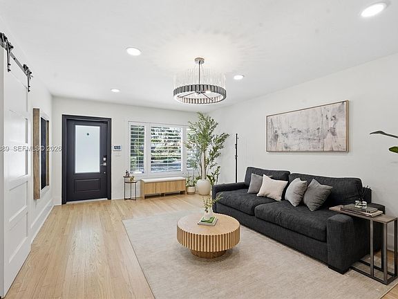 5th image of 1505 Robbia Ave