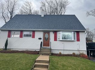 10 Kemp Ave, Glen Cove, NY 11542