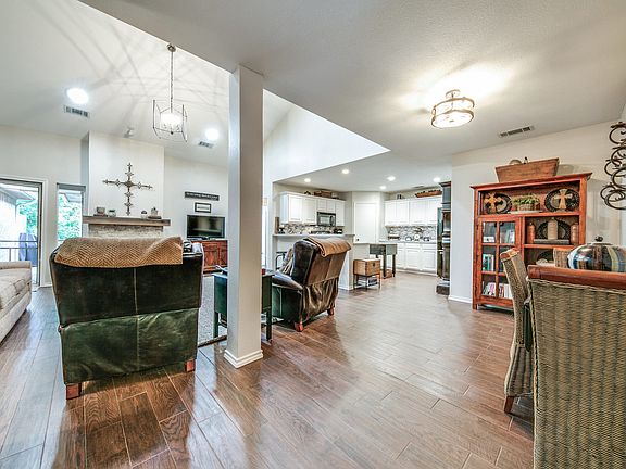 5th image of 427 Oakleaf Dr