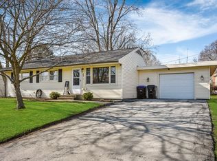 207 Hillside Ln, Bloomington, IL